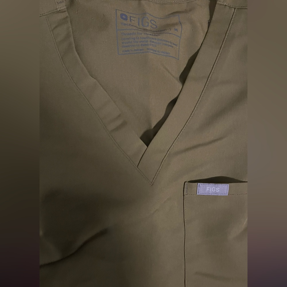 Figs limited edition Olive green set M/P 1 pocket Catarine top and Zamora pants